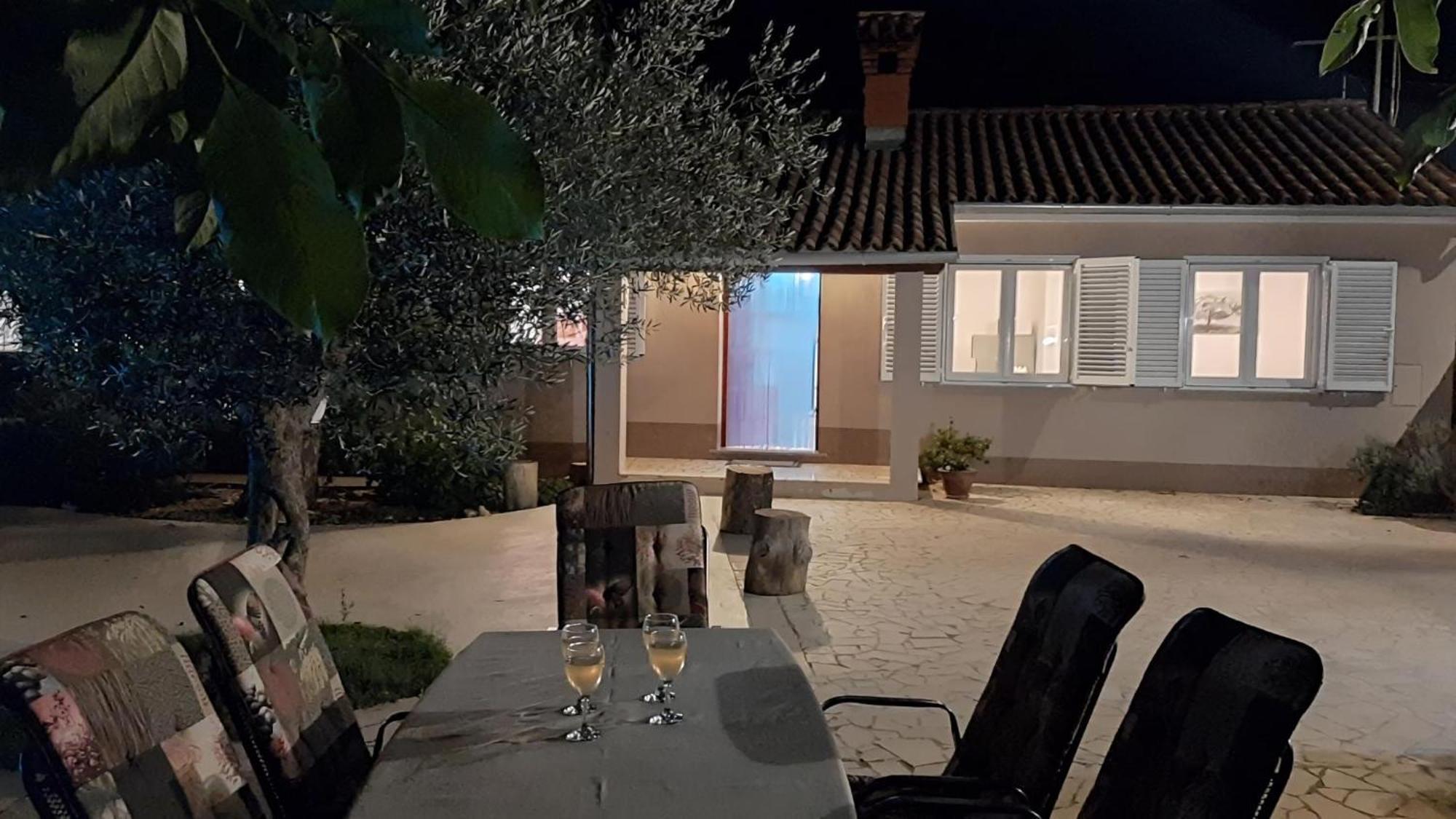 Ferienhaus Aqua Mit Pool Jadreški エクステリア 写真