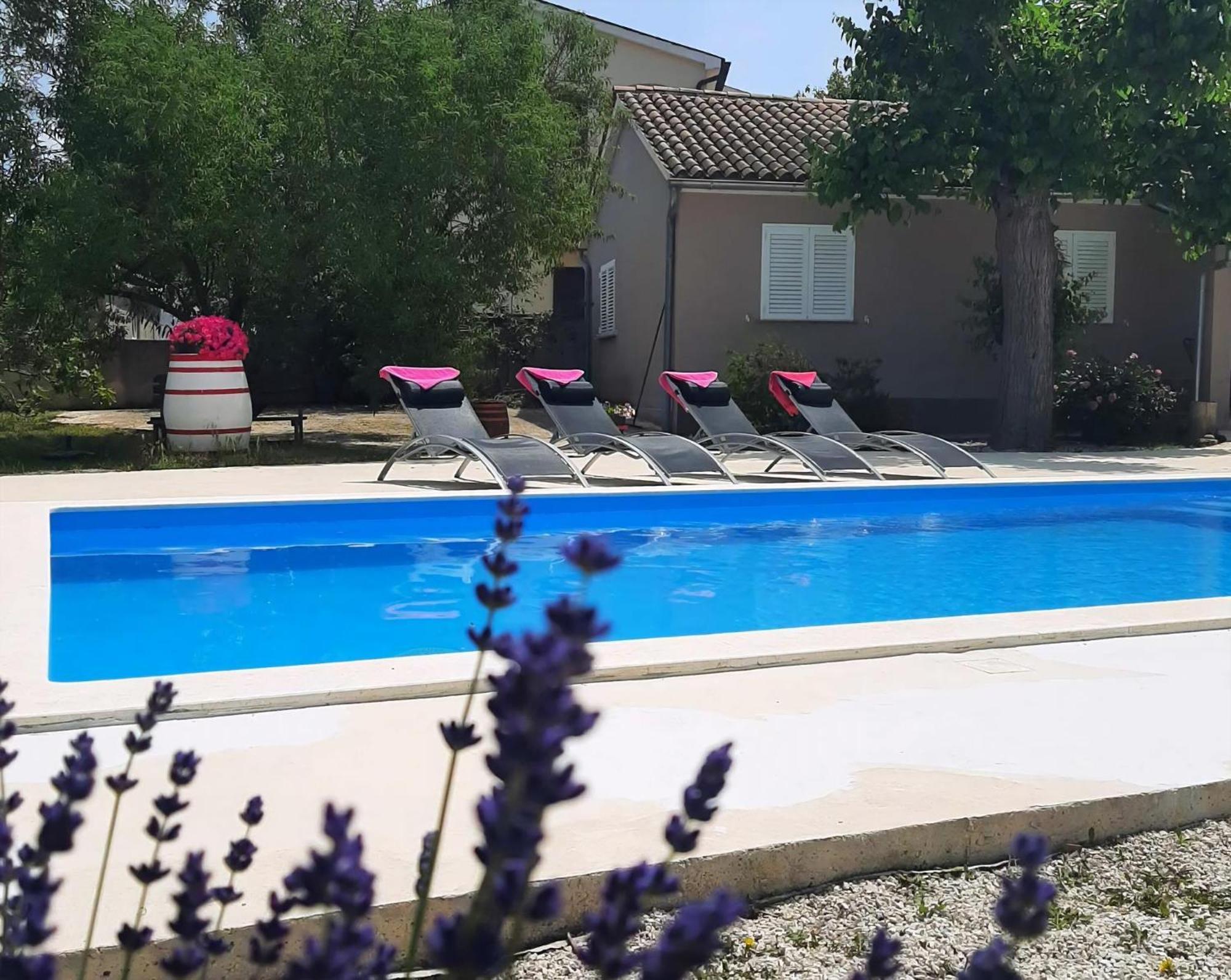 Ferienhaus Aqua Mit Pool Jadreški エクステリア 写真